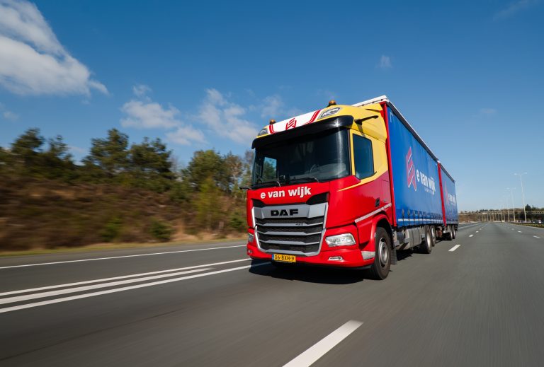 E van Wijk vrachtwagen op weg